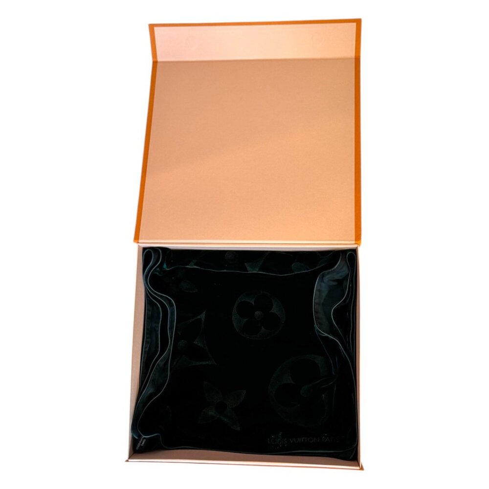 Authentic Louis Vuitton Green Velvet Scarf comes with LV box - Picture 10 of 11